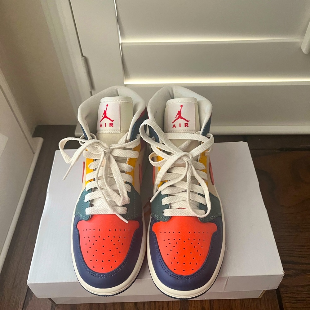 2022
Wmns Air Jordan 1 Mid SE 'Multi-Color